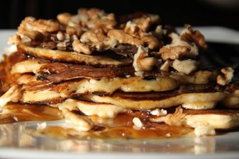 Pancakes με ανθότυρο, μέλι και καρύδια