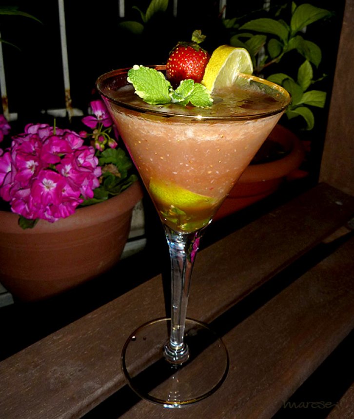 Μelon-strawberry smoothie - cocktail! Smells like summer!